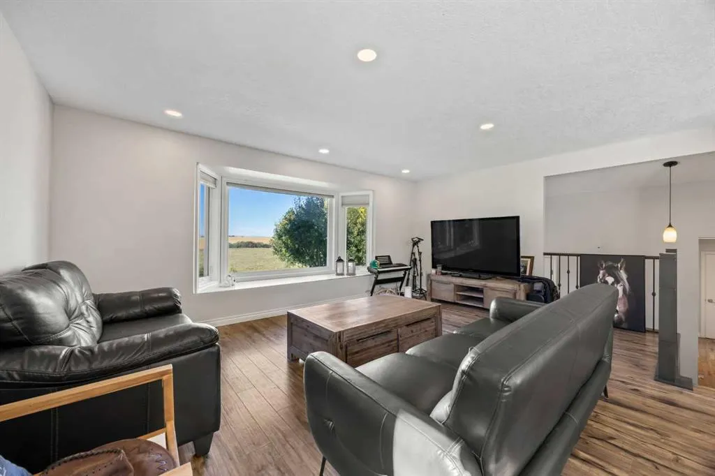 370068 160 Street E, #200