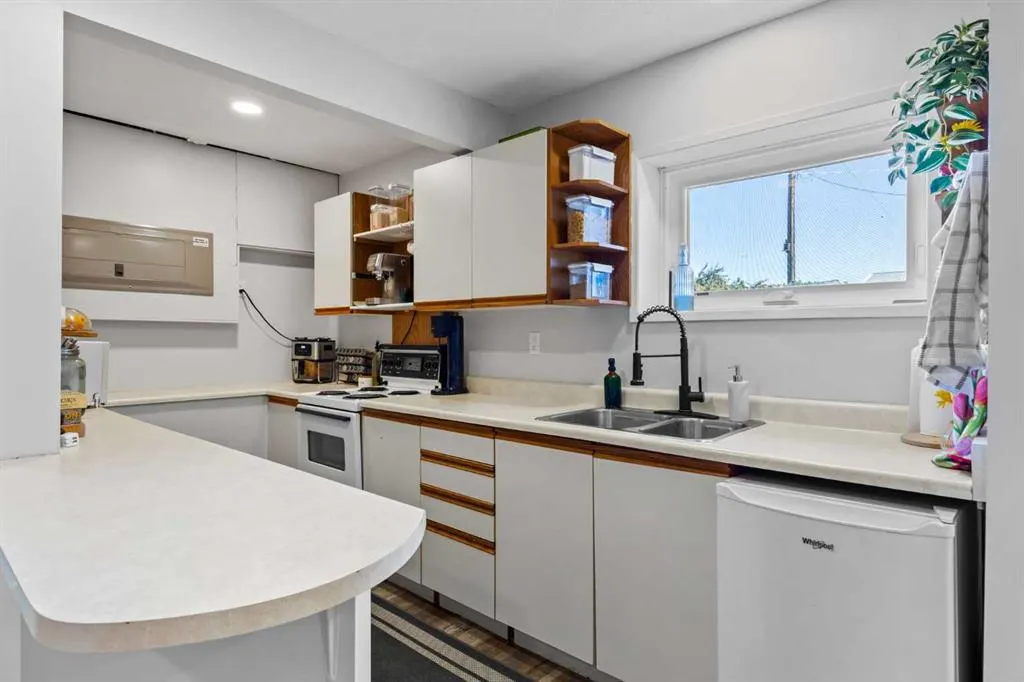 370068 160 Street E, #200
