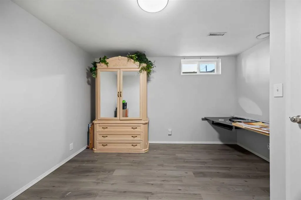 370068 160 Street E, #200