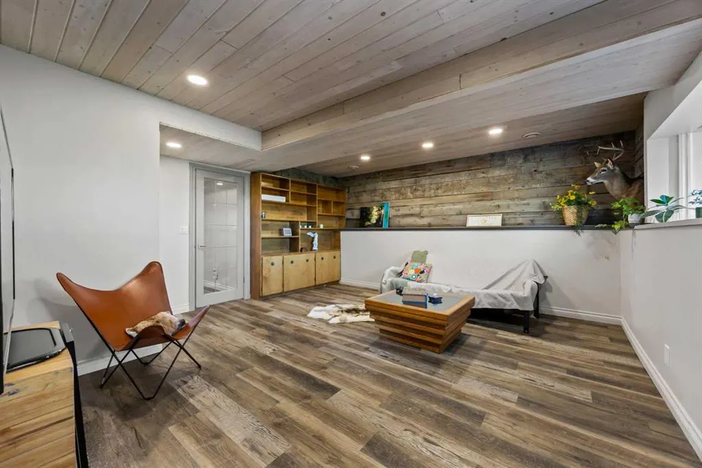 370068 160 Street E, #200