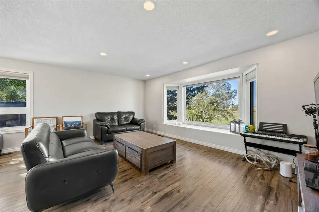 370068 160 Street E, #200