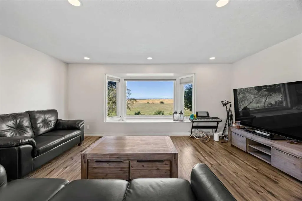 370068 160 Street E, #200