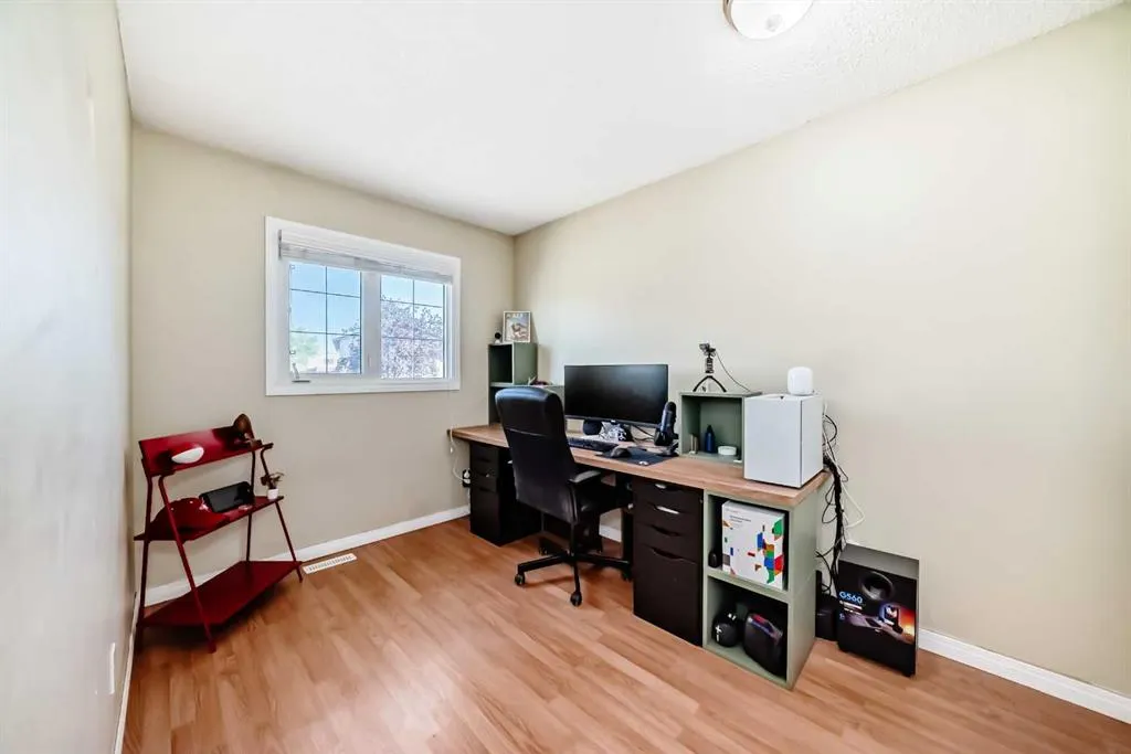 31 Castleglen Crescent NE