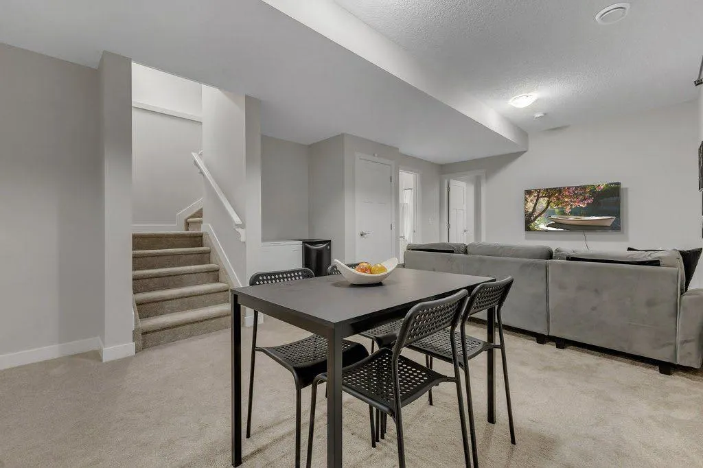 425 South Point Glen SW