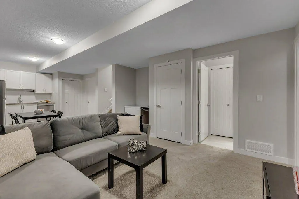 425 South Point Glen SW