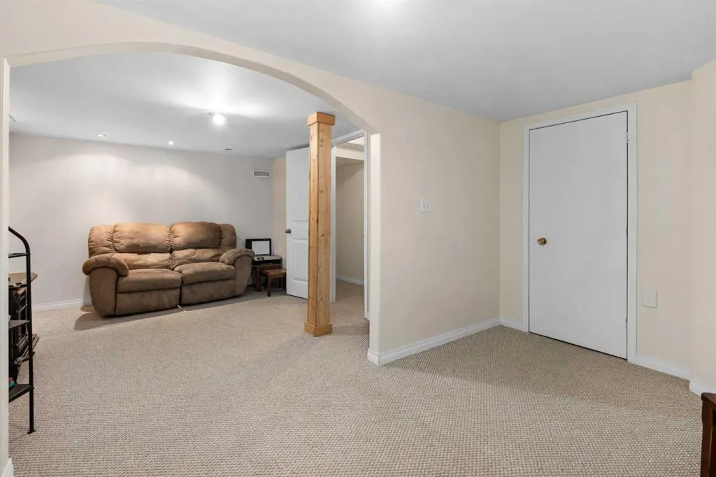 27 Eldorado Road SE