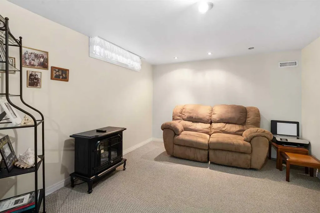 27 Eldorado Road SE