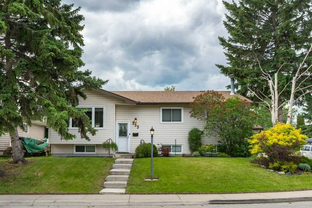 235 Allan Crescent SE