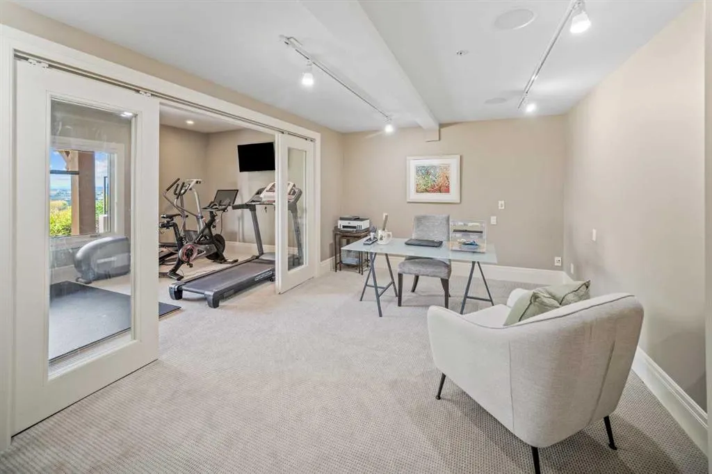 15 Escarpment Park
