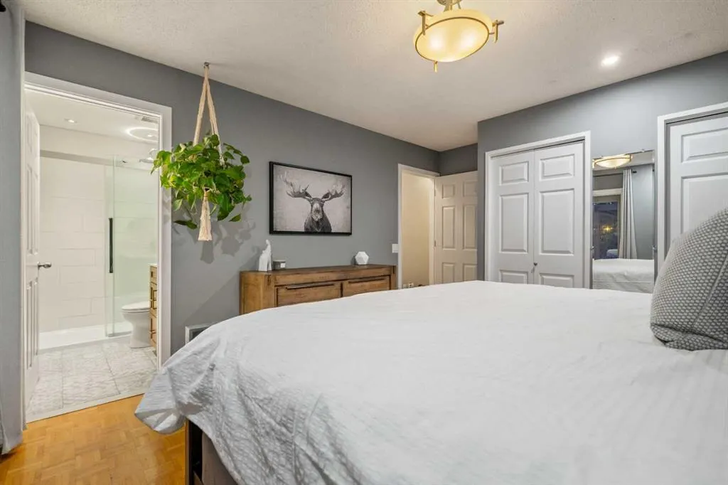 196 Lake Adams Crescent SE