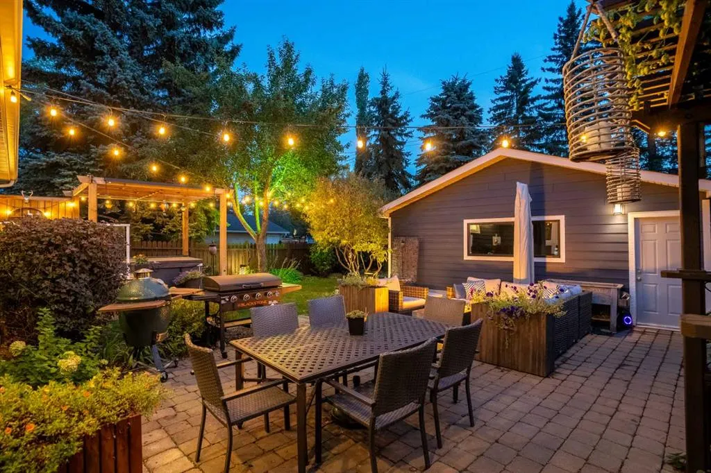 196 Lake Adams Crescent SE