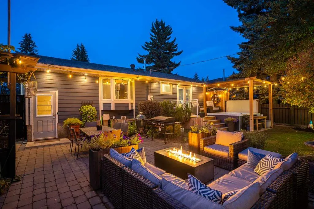 196 Lake Adams Crescent SE