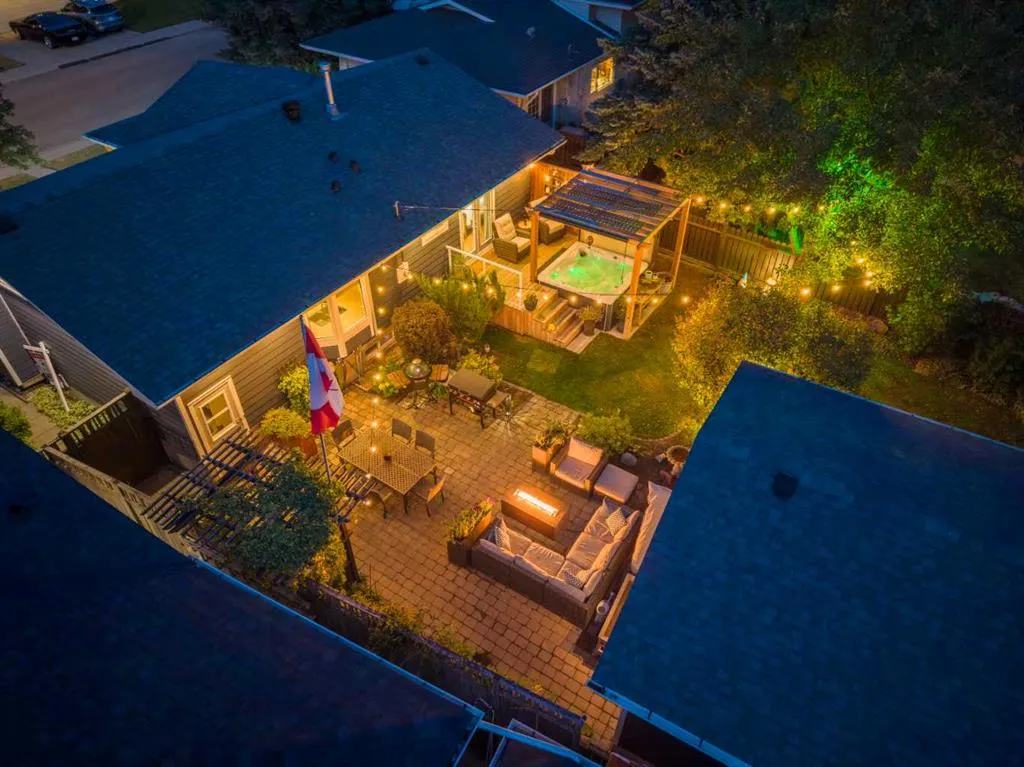 196 Lake Adams Crescent SE