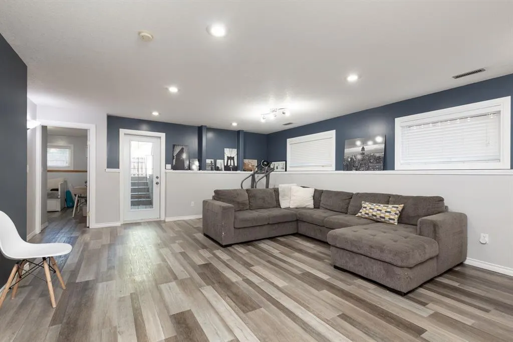 154 Blackfoot Court W