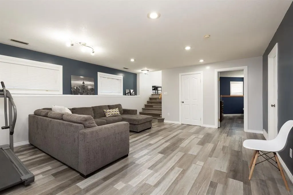 154 Blackfoot Court W