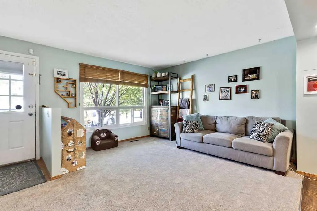 6 Queen Anne Close SE