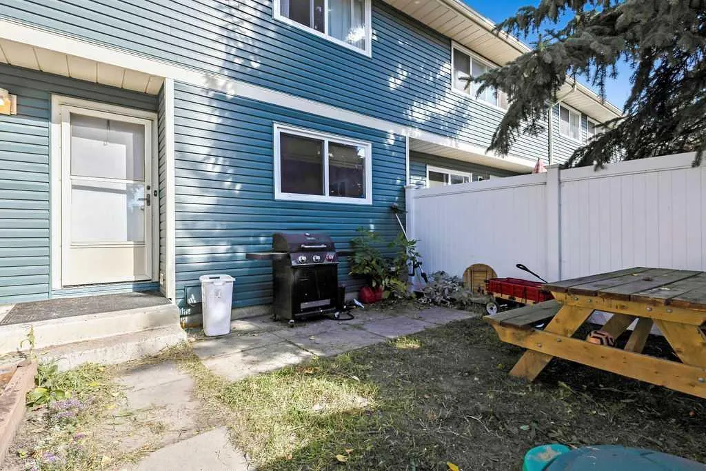 6 Queen Anne Close SE