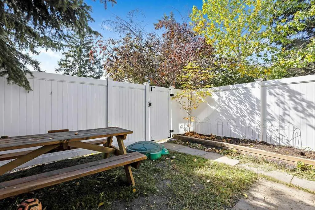 6 Queen Anne Close SE