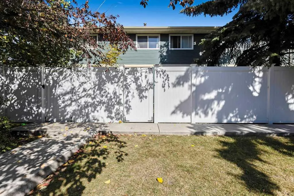 6 Queen Anne Close SE