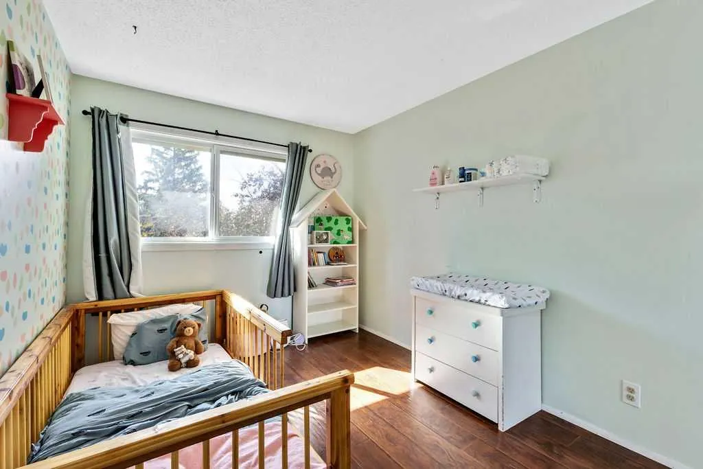 6 Queen Anne Close SE