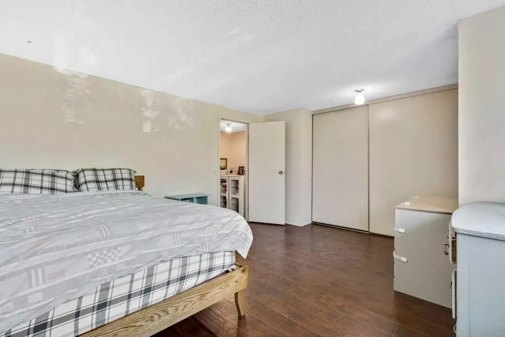 6 Queen Anne Close SE