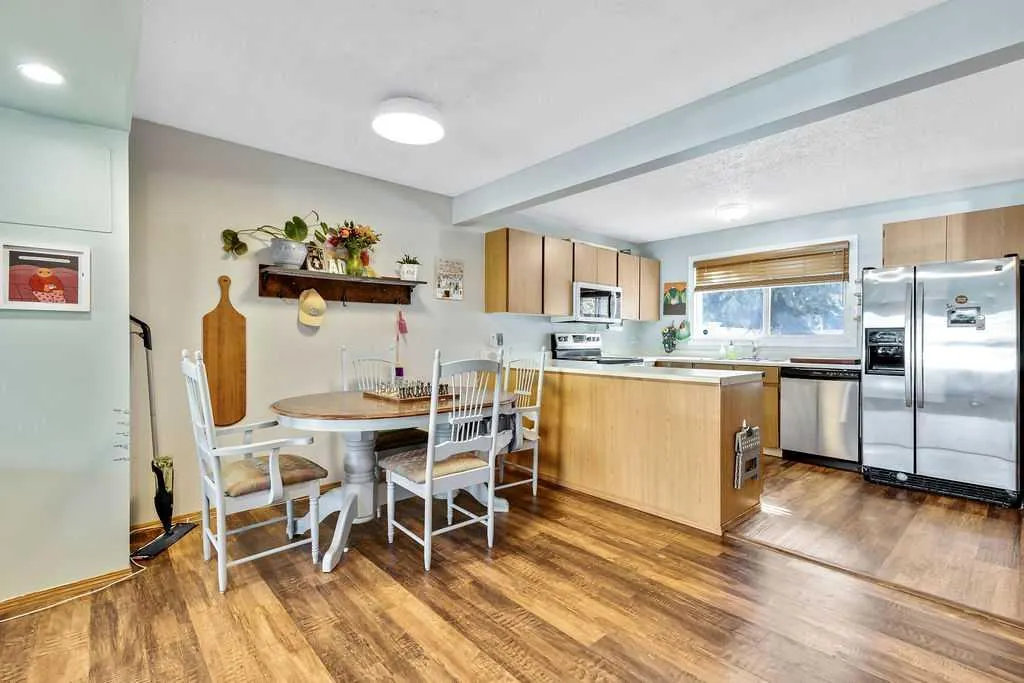 6 Queen Anne Close SE