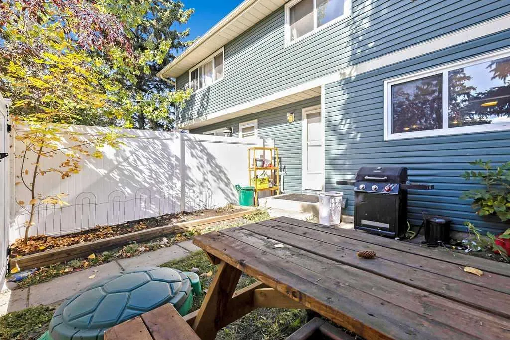 6 Queen Anne Close SE