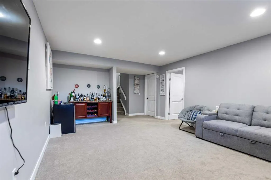 182 Tuscany Ravine Road NW
