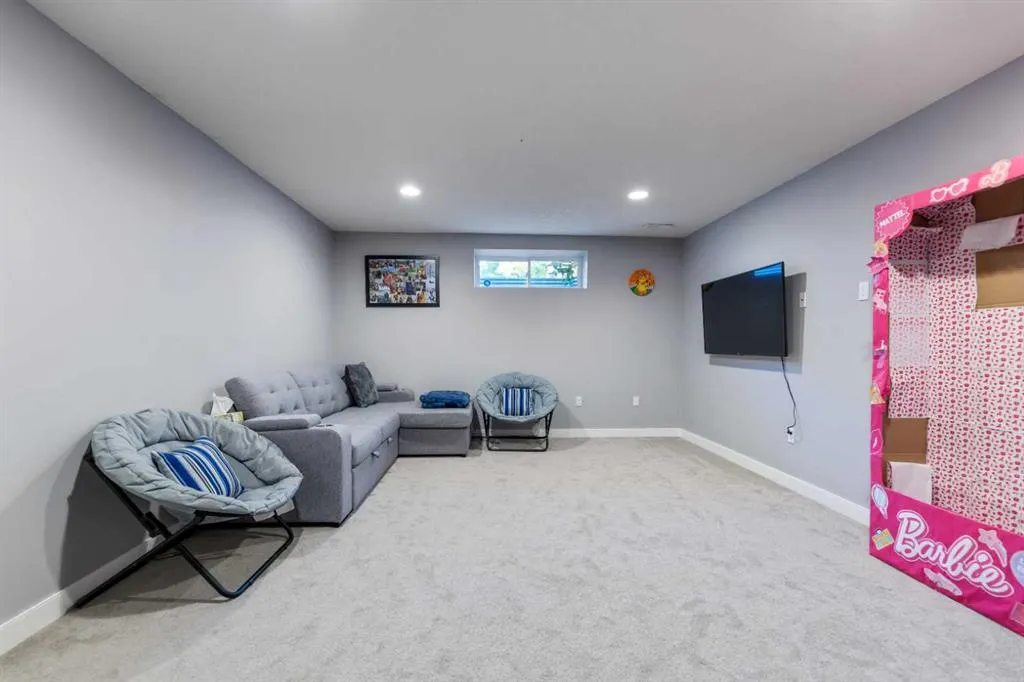 182 Tuscany Ravine Road NW