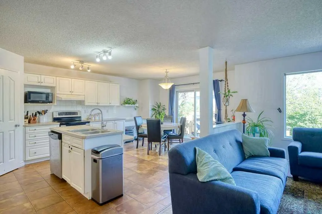 42 Chapalina Way SE
