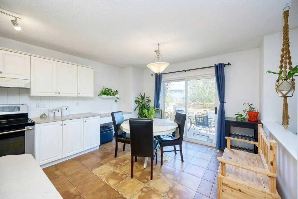 42 Chapalina Way SE