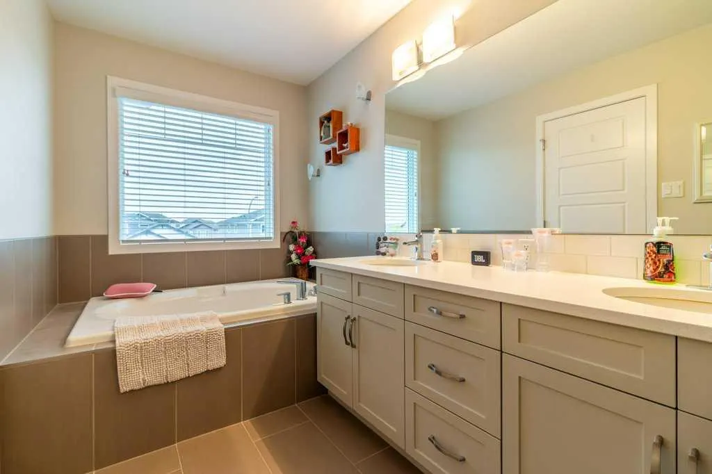 43 Country Meadows Boulevard W