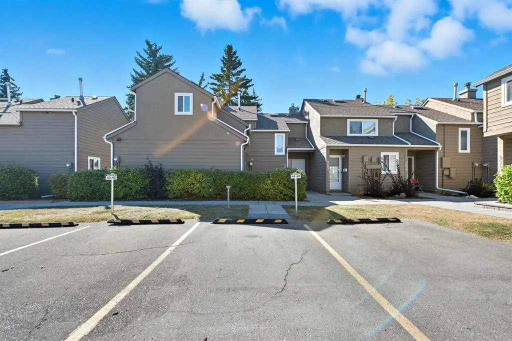 829 Coach Bluff Crescent SW, #201