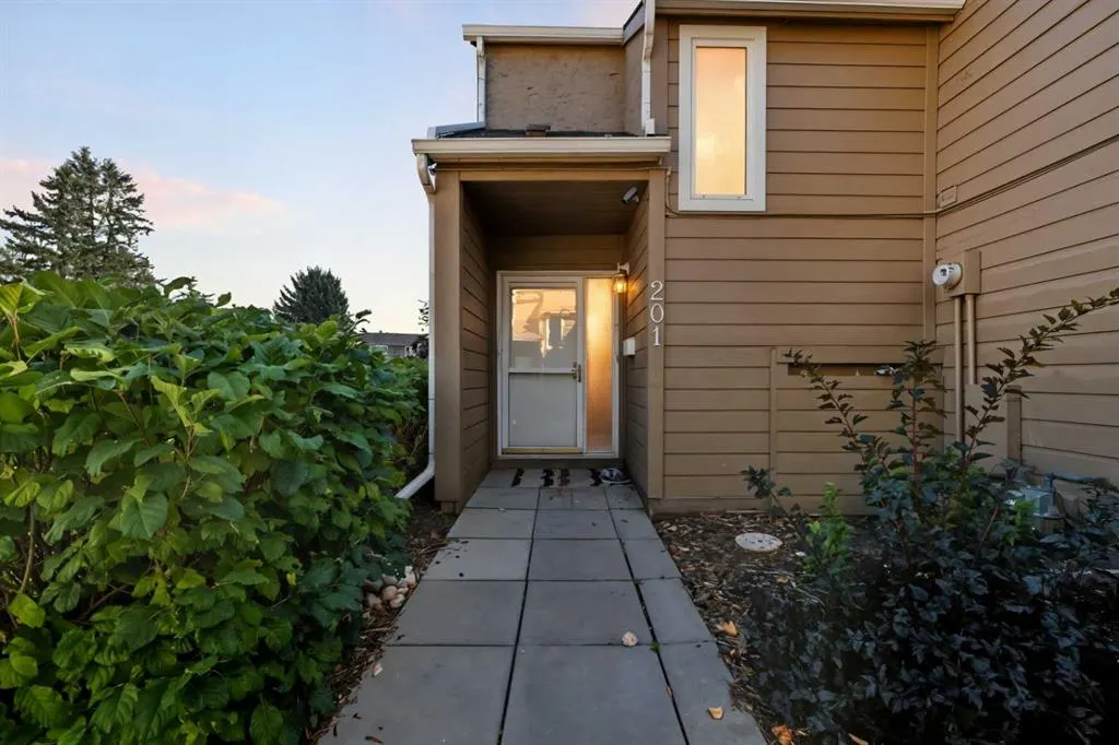 829 Coach Bluff Crescent SW, #201