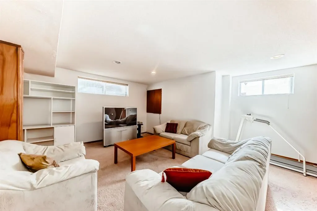 17 Santana Manor NW