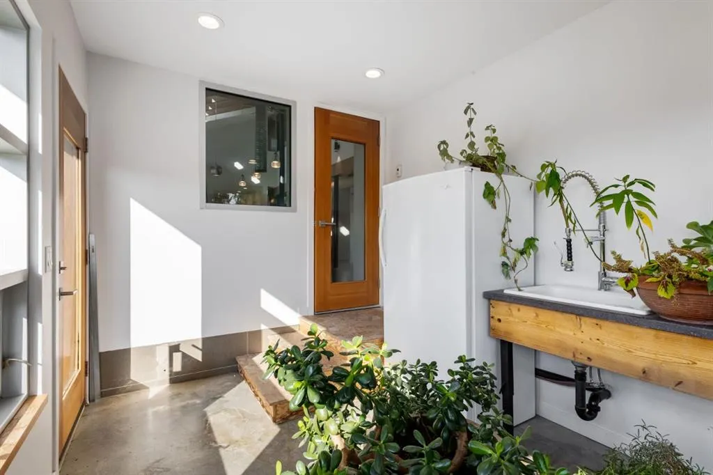 2 Deibert Close SW