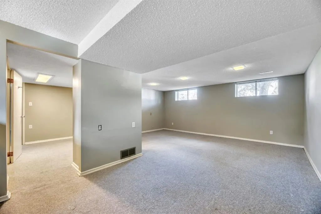 23 Brazeau Crescent SW