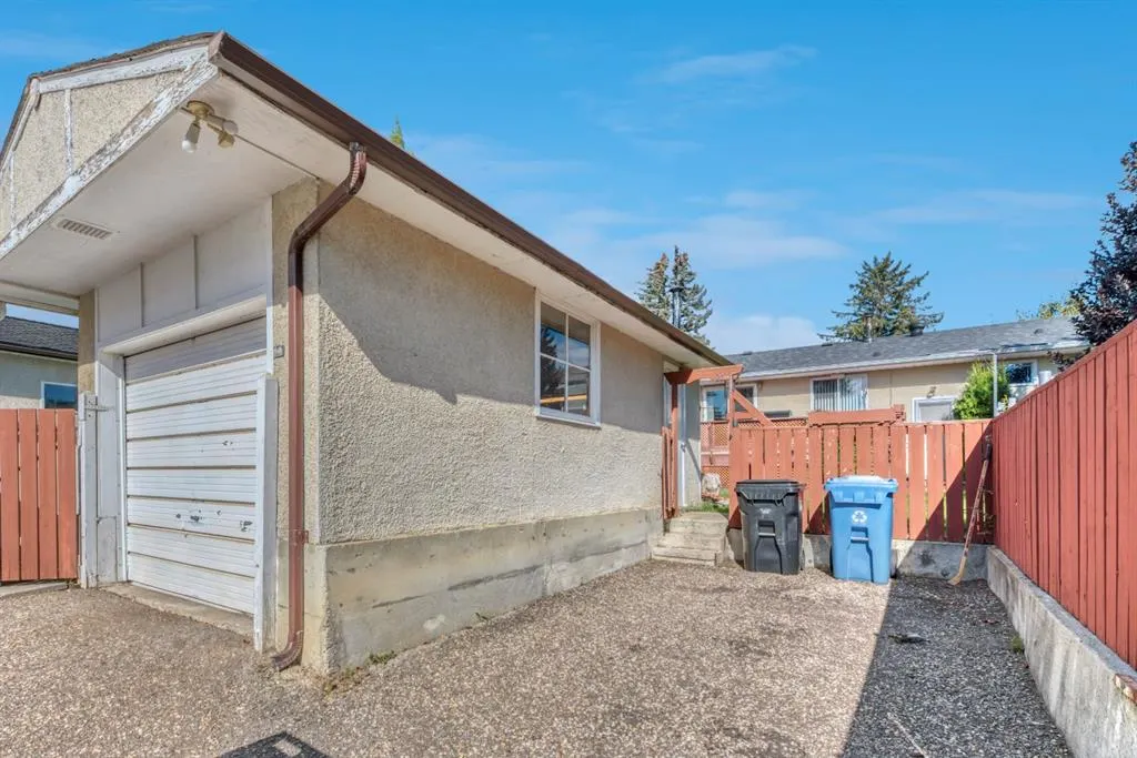 23 Brazeau Crescent SW