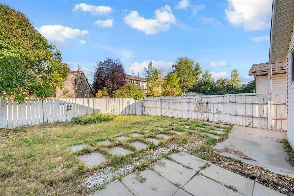 325 Woodvale Crescent SW