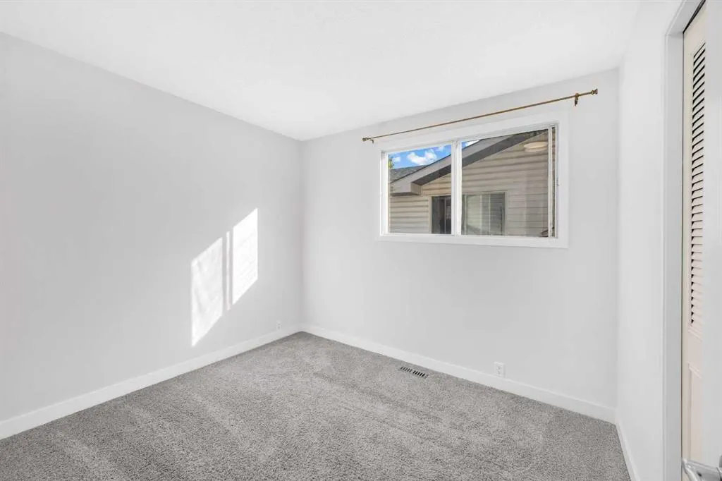 325 Woodvale Crescent SW