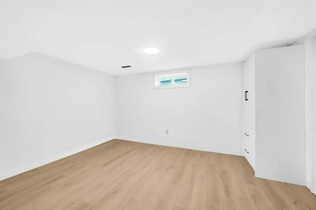 325 Woodvale Crescent SW