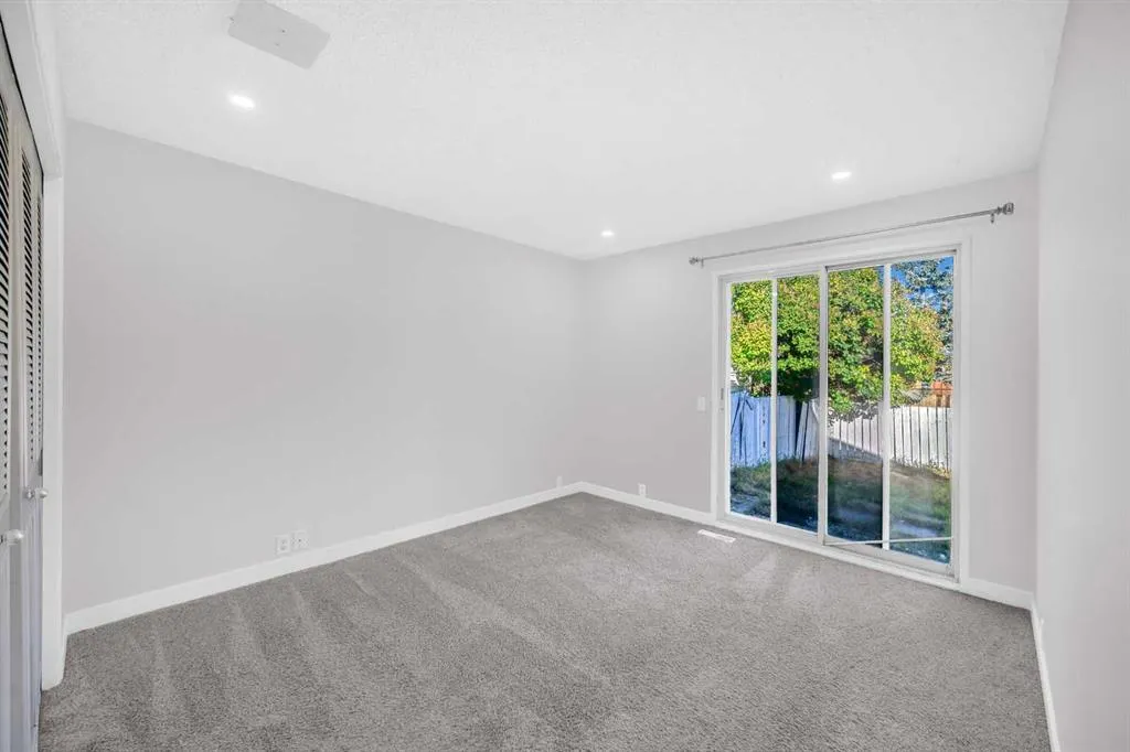325 Woodvale Crescent SW