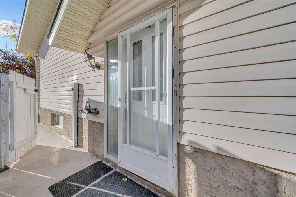 325 Woodvale Crescent SW