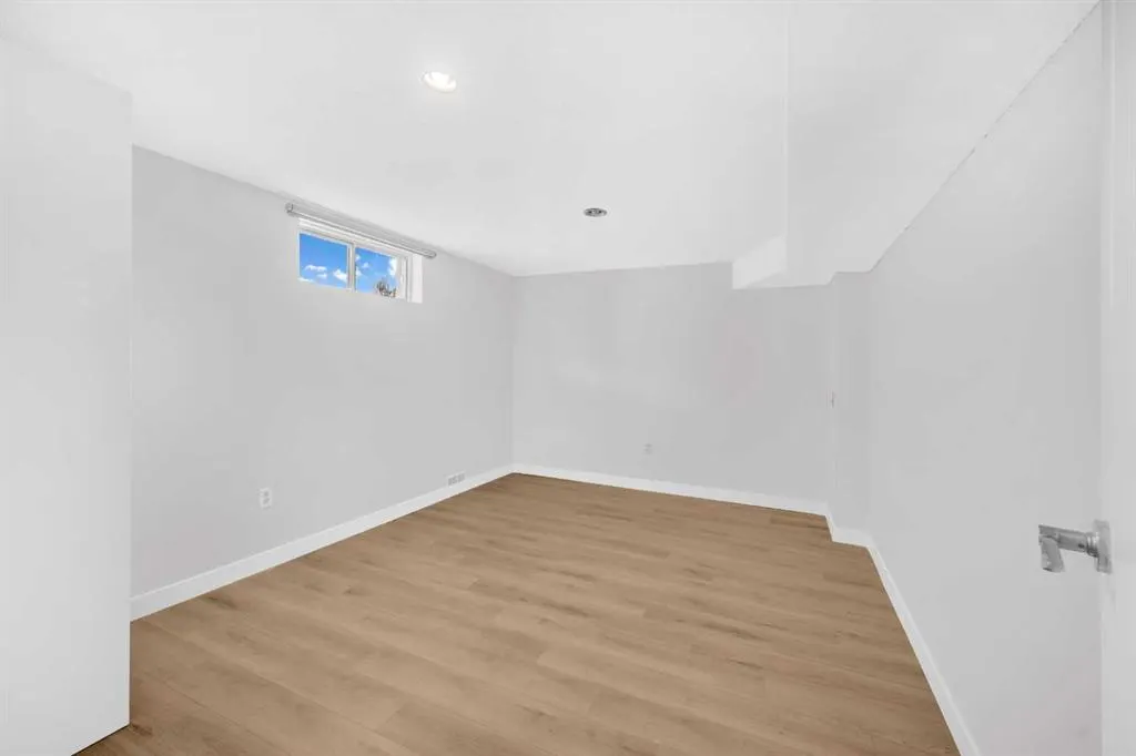 325 Woodvale Crescent SW