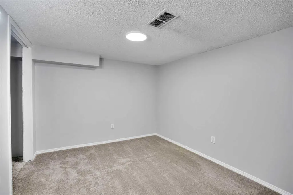 20 Tararidge Close NE