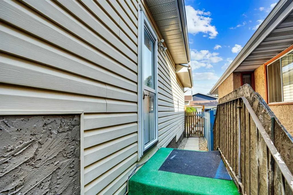20 Tararidge Close NE