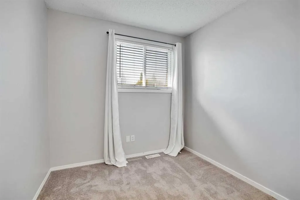 20 Tararidge Close NE