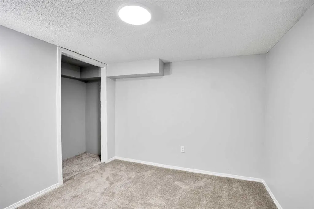 20 Tararidge Close NE