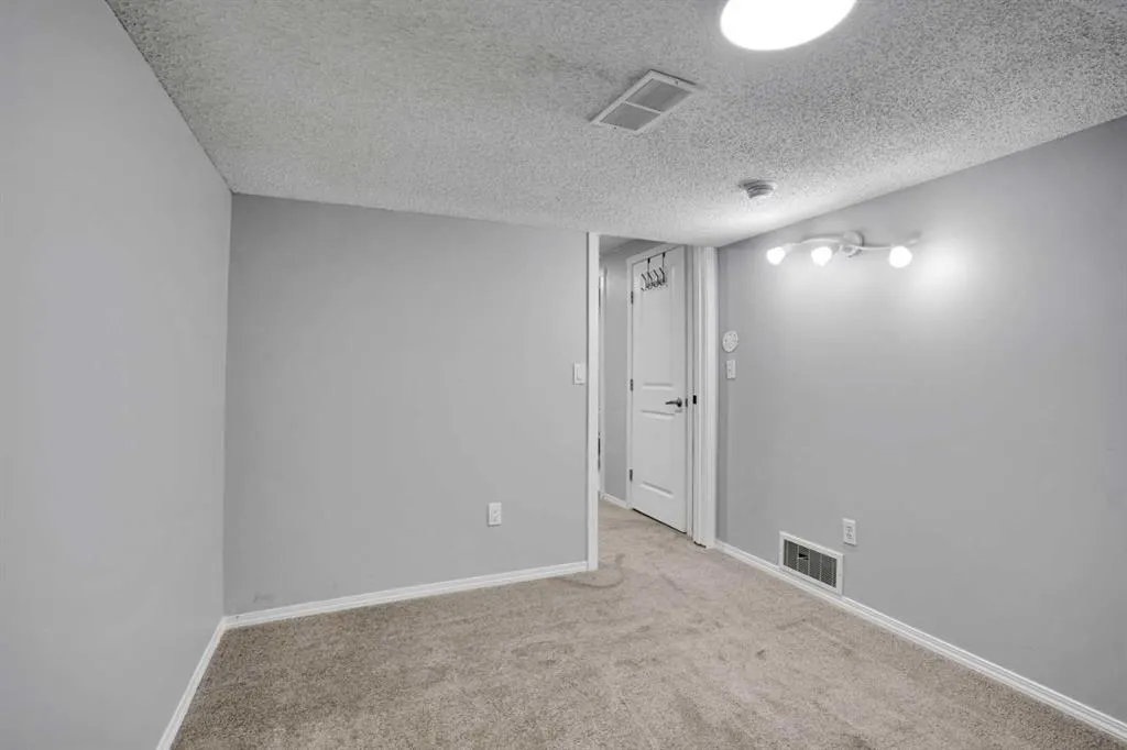 20 Tararidge Close NE