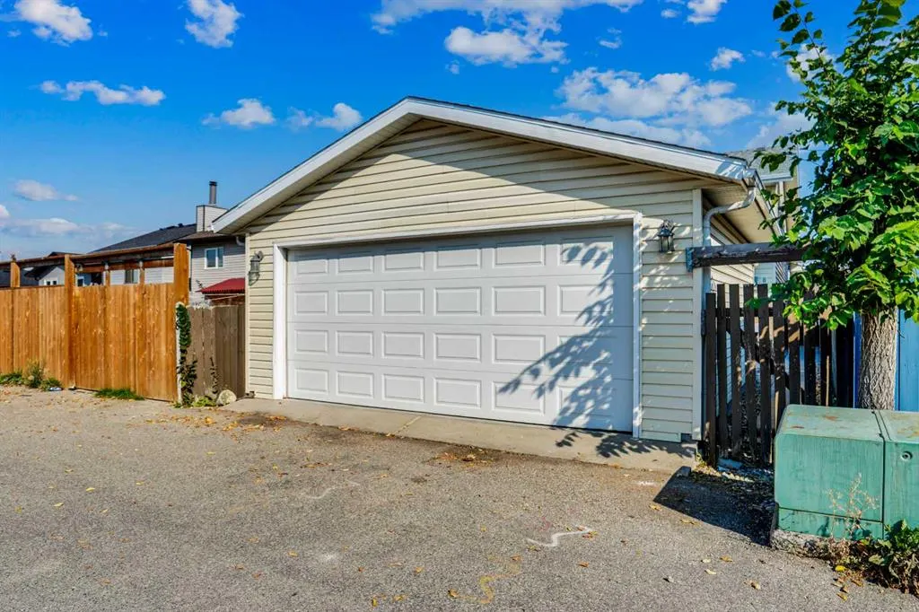 20 Tararidge Close NE